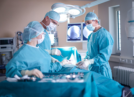 Bild von drei Ärzten am OP Tisch