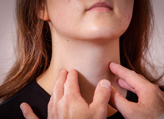 Bild vom abtasten am Hals