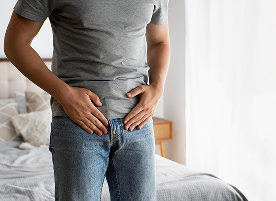 Bild von Mann der sich den Bauch hält