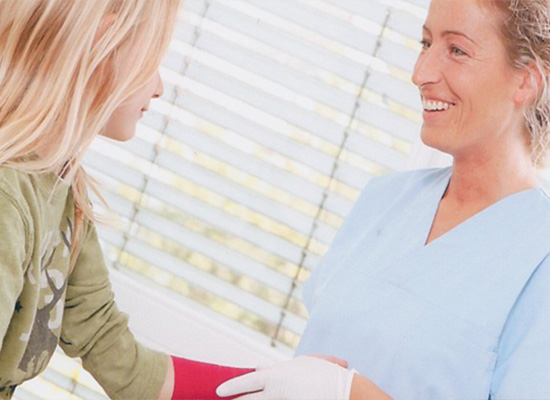 Bild von Ärztin und Patient