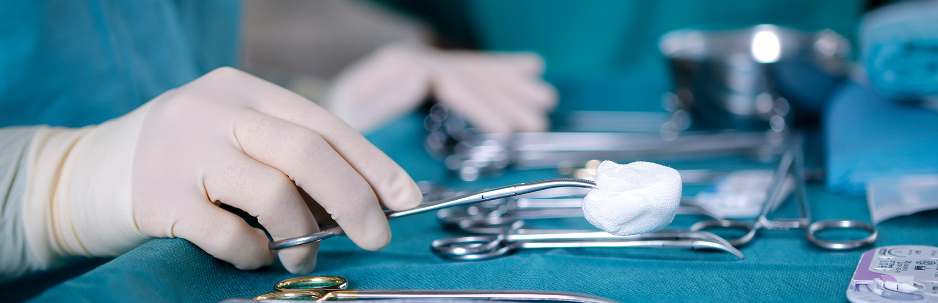 Bild mit Chirurgischem Werkzeug und Hand